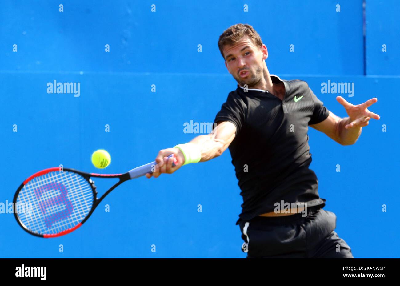 Grigor Dimitrov BUL contre Julien Benneteau (FRA) lors de la deuxième partie du troisième jour des Championnats ATP Aegon au Queen's Club à l'ouest de Londres sur 21 juin 2017 (photo de Kieran Galvin/NurPhoto) *** Veuillez utiliser le crédit du champ de crédit *** Banque D'Images