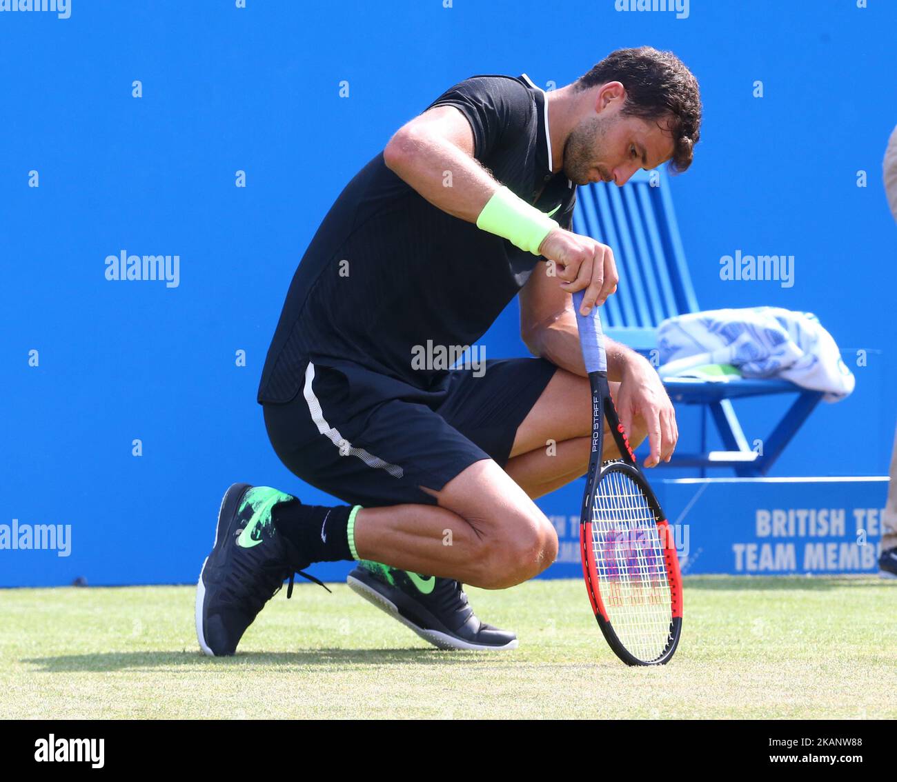 Grigor Dimitrov BUL contre Julien Benneteau (FRA) lors de la deuxième partie du troisième jour des Championnats ATP Aegon au Queen's Club à l'ouest de Londres sur 21 juin 2017 (photo de Kieran Galvin/NurPhoto) *** Veuillez utiliser le crédit du champ de crédit *** Banque D'Images