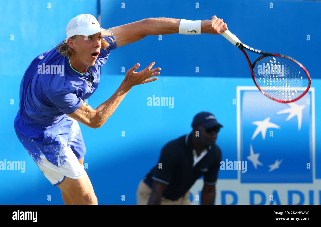 Denis Shapovalov (CAN) againstTomas Berdych CZE lors de la deuxième partie du troisième jour des Championnats ATP Aegon au Queen's Club à l'ouest de Londres sur 21 juin 2017 (photo de Kieran Galvin/NurPhoto) *** Veuillez utiliser le crédit du champ de crédit *** Banque D'Images