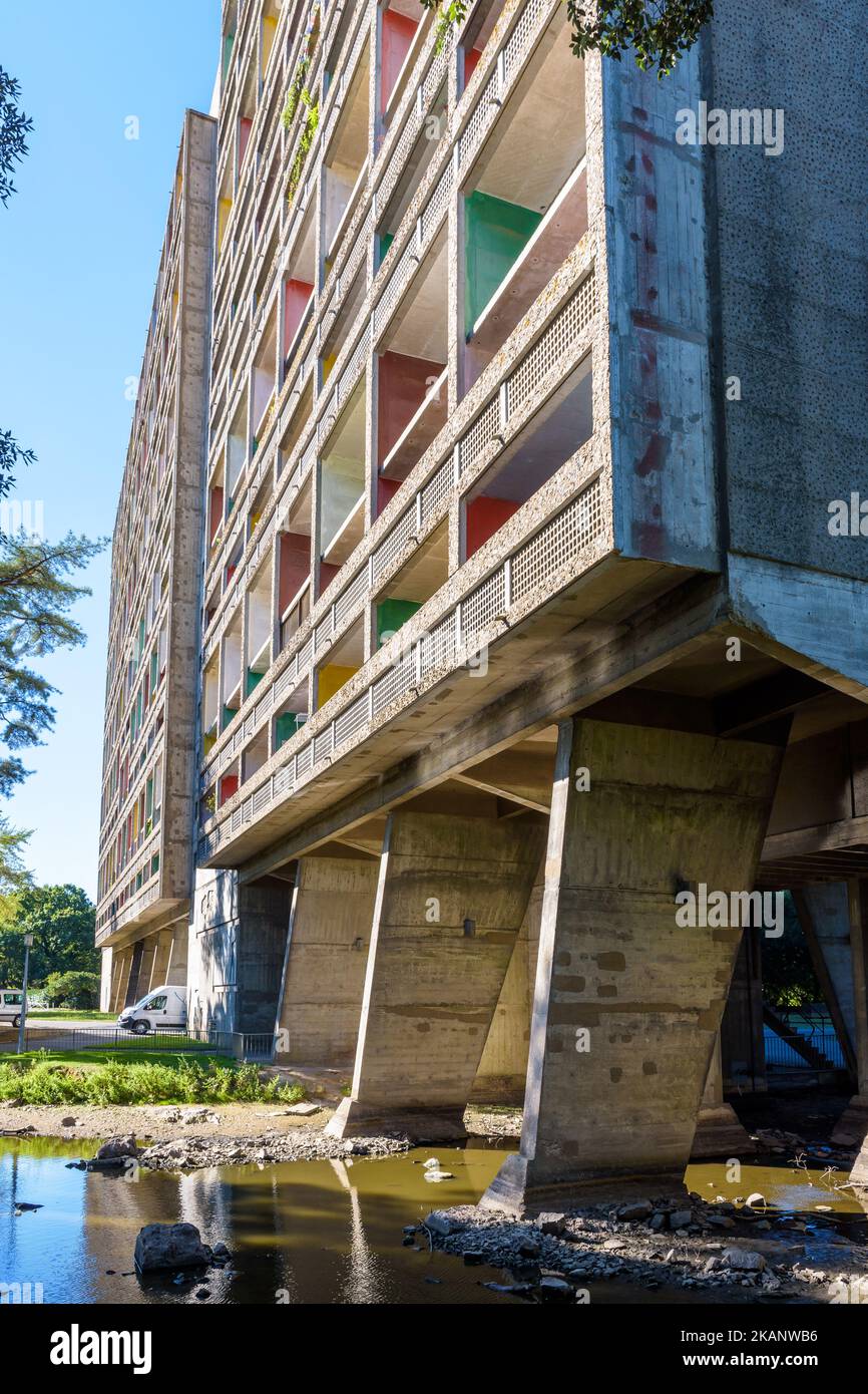 Piliers en béton et façade est du bâtiment résidentiel 'Maison Radieuse' conçu par l'architecte français-suisse le Corbusier à Rezé, France. Banque D'Images