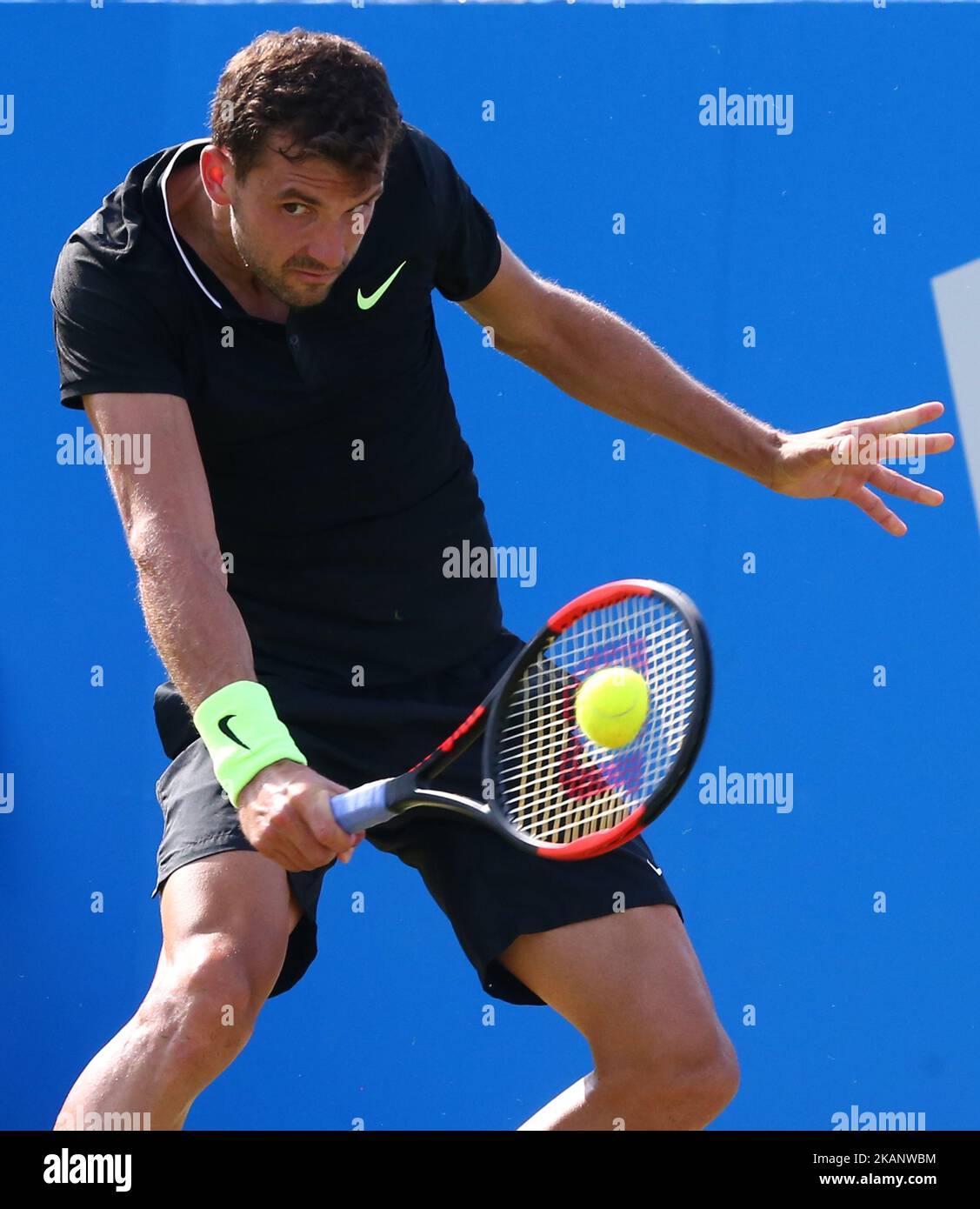 Grigor Dimitrov BUL contre Julien Benneteau (FRA) lors de la deuxième partie du troisième jour des Championnats ATP Aegon au Queen's Club à l'ouest de Londres sur 21 juin 2017 (photo de Kieran Galvin/NurPhoto) *** Veuillez utiliser le crédit du champ de crédit *** Banque D'Images