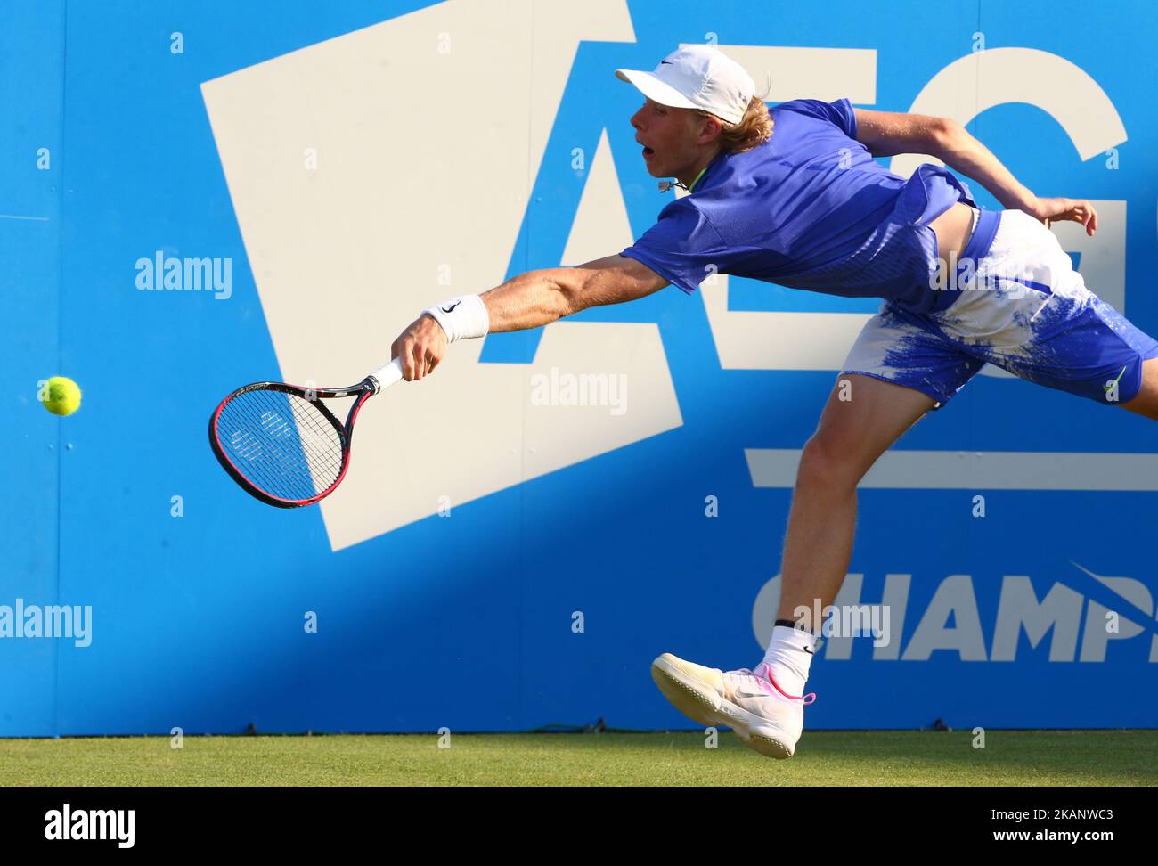 Denis Shapovalov (CAN) againstTomas Berdych CZE lors de la deuxième partie du troisième jour des Championnats ATP Aegon au Queen's Club à l'ouest de Londres sur 21 juin 2017 (photo de Kieran Galvin/NurPhoto) *** Veuillez utiliser le crédit du champ de crédit *** Banque D'Images