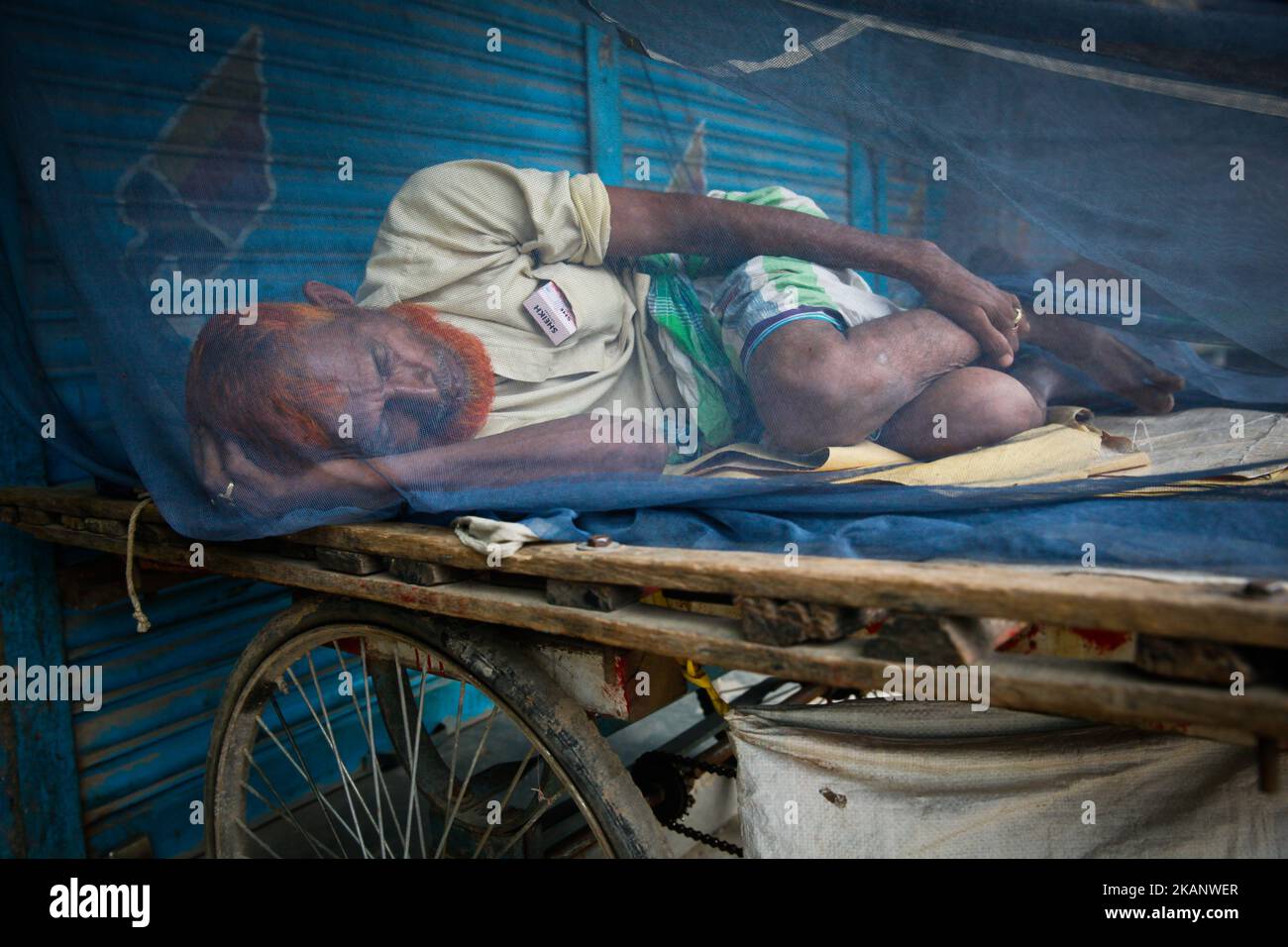 Le bangladais abrite un abri à trois roues dans la moustiquaire pendant son sommeil pour se protéger des moustiques à côté de la rue de Dhaka sur 21 juin 2017.comme les virus Chikungunya et dengue transmis par les mêmes moustiques, il est parfois difficile de distinguer le chikungunya et la dengue sur la base de résultats cliniques uniquement. La douleur articulaire est plus importante dans la fièvre Chikungunya. La fièvre chikungunya est une nouvelle terreur dans la ville de Dhaka. Elle se répand très rapidement à Dhaka. (Photo de Mehedi Hasan/NurPhoto) *** Veuillez utiliser le crédit du champ de crédit *** Banque D'Images