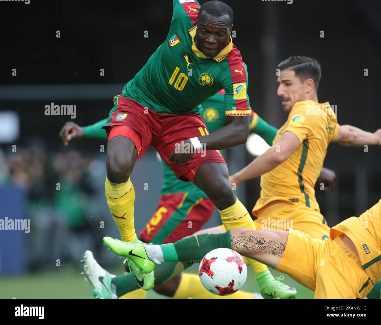 Vincent Aboubakar de l'équipe nationale de football camerounaise rivalise pour le ballon lors du match de la coupe des Confédérations de la FIFA 2017, première étape - Groupe B entre le Cameroun et l'Australie au stade Saint-Pétersbourg de 22 juin 2017, à Saint-Pétersbourg, en Russie. (Photo par Igor Russak/NurPhoto) *** Veuillez utiliser le crédit du champ de crédit *** Banque D'Images