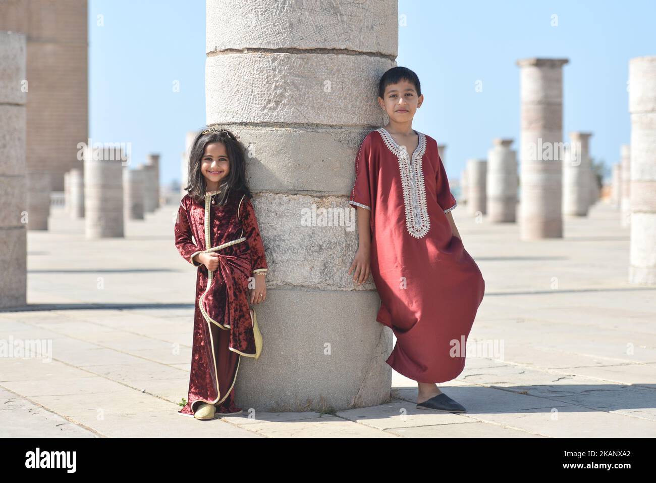 Jannat (5 ans) et Anas (8 ans) posent pour une photo près de la Tour Hassan à Rabat, Maroc, le 21 juin 2017. Alors que des millions de Marocains consacrent la plus grande partie de leur temps à la prière et à la récitation Quran pendant Laylat Al-Qadr (la nuit du destin), de nombreuses familles marocaines célèbrent leurs enfants le premier jour de jeûne. En général, les enfants avant la puberté n'ont pas à jeûner pendant le ramadan. Mais pendant Laylat al-Qadr, la plupart des enfants aiment le jeûne. Les filles, qui jeûnent pour la première fois, portent des vêtements traditionnels et vont à Negafa, une femme qui prépare la mariée pour le mariage. Elle a toutes sortes de traditionnel, local Banque D'Images