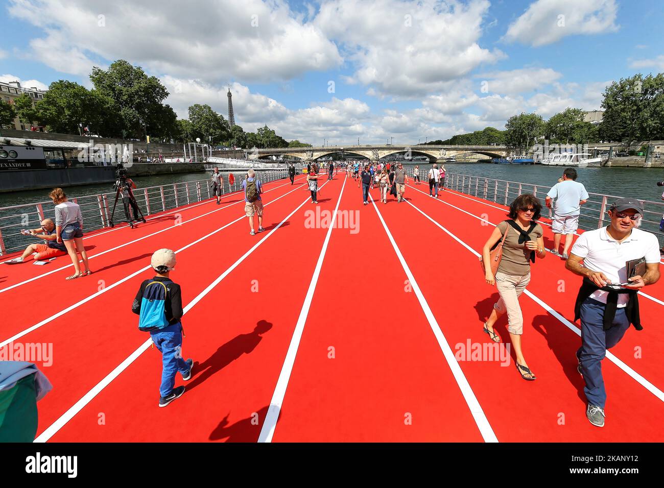 JO 2024: pourquoi la piste d'athlétisme du Stade de France est violette