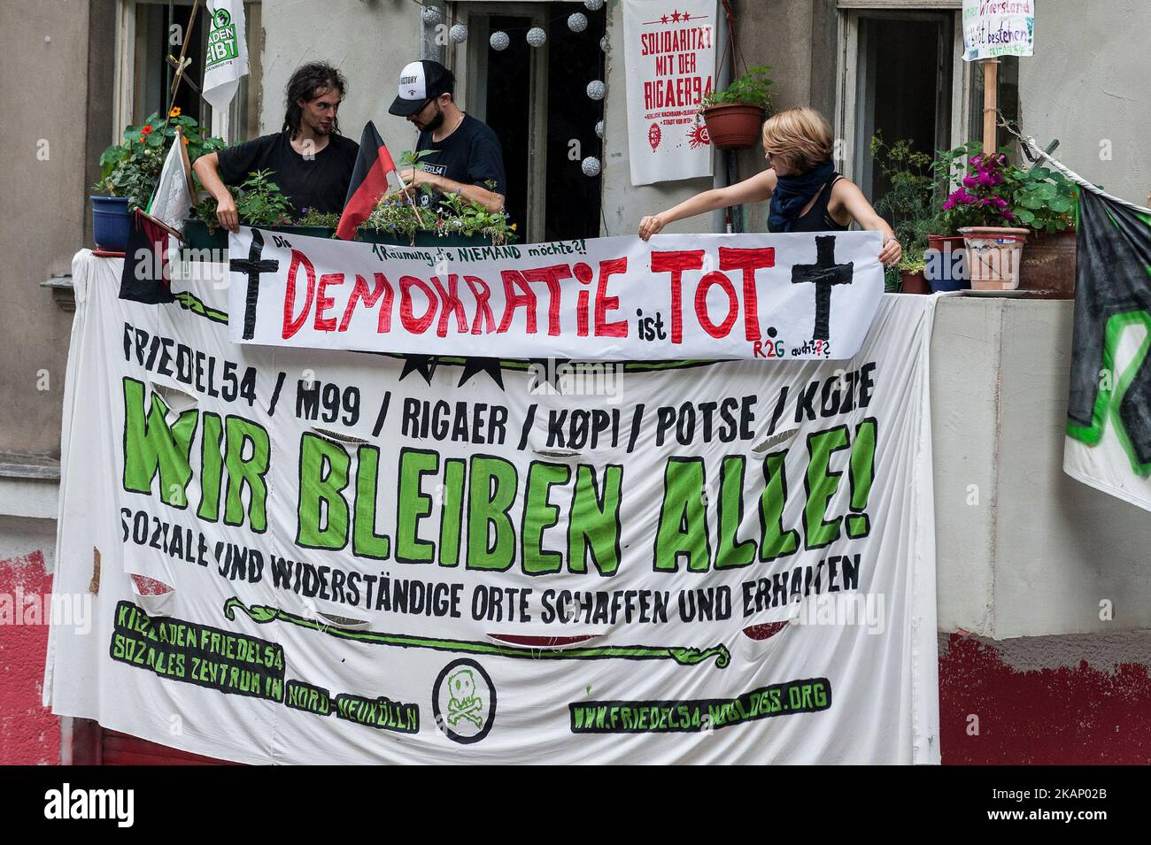 Les résidents de la maison pendent une bannière sur le balcon avec l'inscription « la démocratie est morte » à Berlin, Allemagne sur 29 juin 2017. La boutique du quartier Neuklln a pris fin en avril 2016. Après l'échec des négociations, la police a commencé à expulser le magasin dont l'entrée a été bloquée par environ 150 personnes. (Photo de Markus Heine/NurPhoto) *** Veuillez utiliser le crédit du champ de crédit *** Banque D'Images