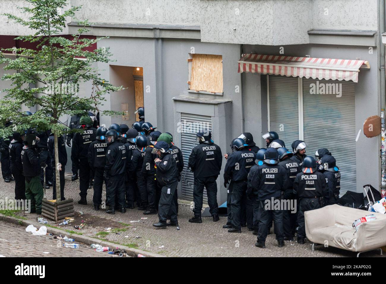 Les policiers anti-émeutes ont accès à une maison voisine à Berlin, en Allemagne, sur 29 juin 2017. La boutique du quartier Neuklln a pris fin en avril 2016. Après l'échec des négociations, la police a commencé à expulser le magasin dont l'entrée a été bloquée par environ 150 personnes. (Photo de Markus Heine/NurPhoto) *** Veuillez utiliser le crédit du champ de crédit *** Banque D'Images