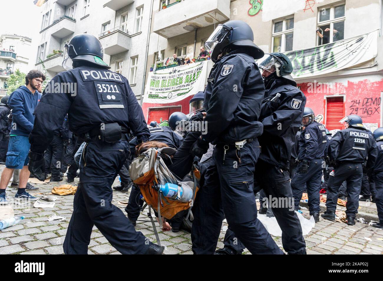 Des policiers anti-émeutes expulsent le blocus devant le magasin de Berlin, en Allemagne, sur 29 juin 2017. La boutique du quartier Neuklln a pris fin en avril 2016. Après l'échec des négociations, la police a commencé à expulser le magasin dont l'entrée a été bloquée par environ 150 personnes. (Photo de Markus Heine/NurPhoto) *** Veuillez utiliser le crédit du champ de crédit *** Banque D'Images