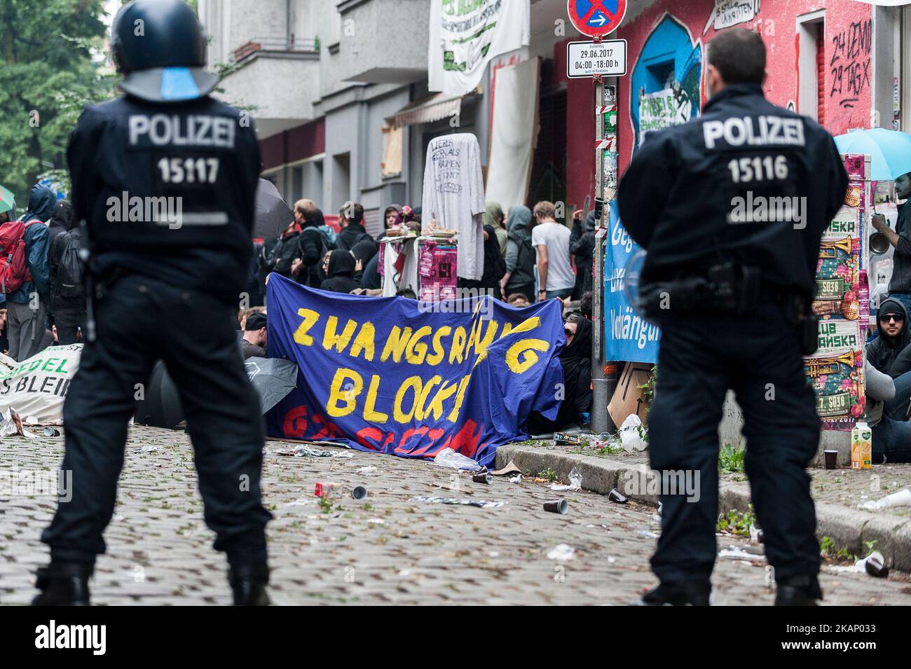 Des policiers anti-émeute observent les gens qui bloquent l'entrée dans le magasin de Berlin, en Allemagne, sur 29 juin 2017. La boutique du quartier Neuklln a pris fin en avril 2016. Après l'échec des négociations, la police a commencé à expulser le magasin dont l'entrée a été bloquée par environ 150 personnes. (Photo de Markus Heine/NurPhoto) *** Veuillez utiliser le crédit du champ de crédit *** Banque D'Images