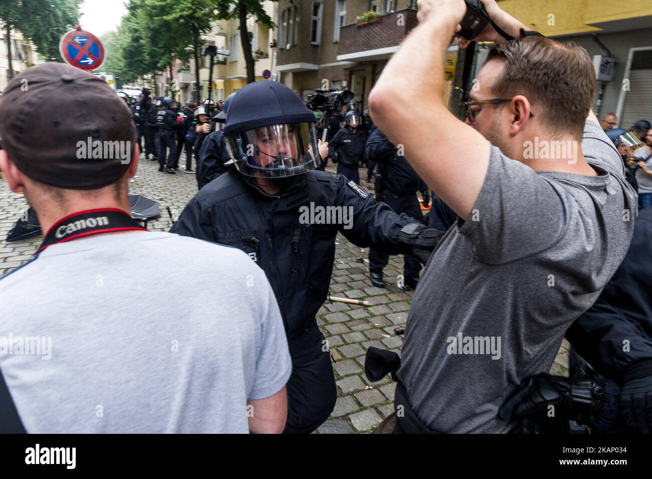 Un policier anti-émeute repousse un photographe à Berlin, en Allemagne, sur 29 juin 2017. La boutique du quartier Neuklln a pris fin en avril 2016. Après l'échec des négociations, la police a commencé à expulser le magasin dont l'entrée a été bloquée par environ 150 personnes. (Photo de Markus Heine/NurPhoto) *** Veuillez utiliser le crédit du champ de crédit *** Banque D'Images