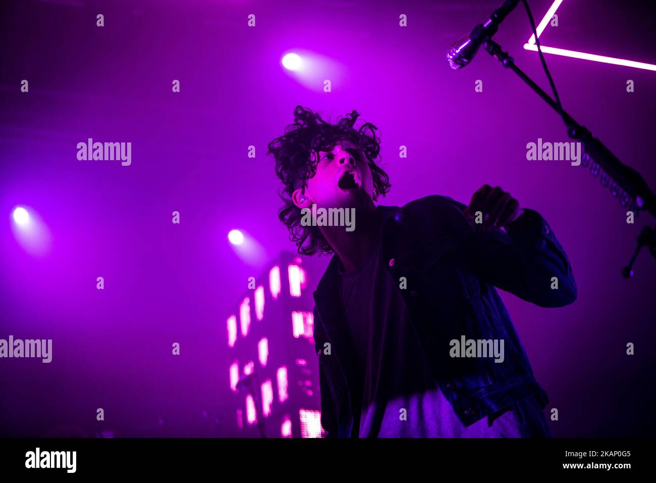 Matthew Healy du groupe de rock anglais The 1975 photographié sur scène comme ils se produire à fabrique à Milan, en Italie, sur 29 juin 2017. Le 1975 a annoncé la tournée européenne 2017 pour soutenir l'album qui a remporté le # 1 des cartes officielles du Royaume-Uni et des États-Unis. (Photo de Roberto Finizio/NurPhoto) *** Veuillez utiliser le crédit du champ de crédit *** Banque D'Images