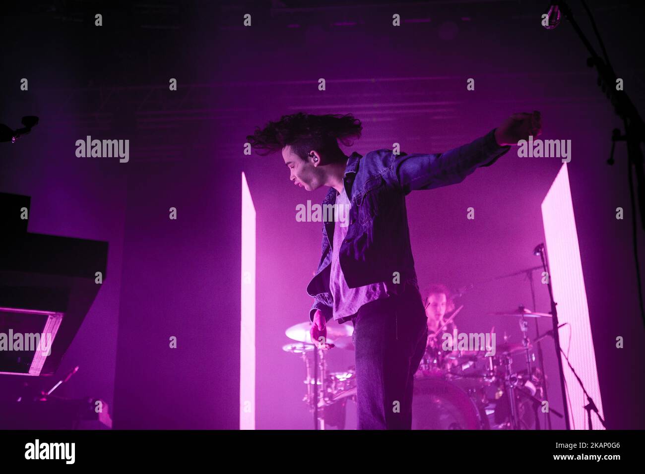 Matthew Healy du groupe de rock anglais The 1975 photographié sur scène comme ils se produire à fabrique à Milan, en Italie, sur 29 juin 2017. Le 1975 a annoncé la tournée européenne 2017 pour soutenir l'album qui a remporté le # 1 des cartes officielles du Royaume-Uni et des États-Unis. (Photo de Roberto Finizio/NurPhoto) *** Veuillez utiliser le crédit du champ de crédit *** Banque D'Images