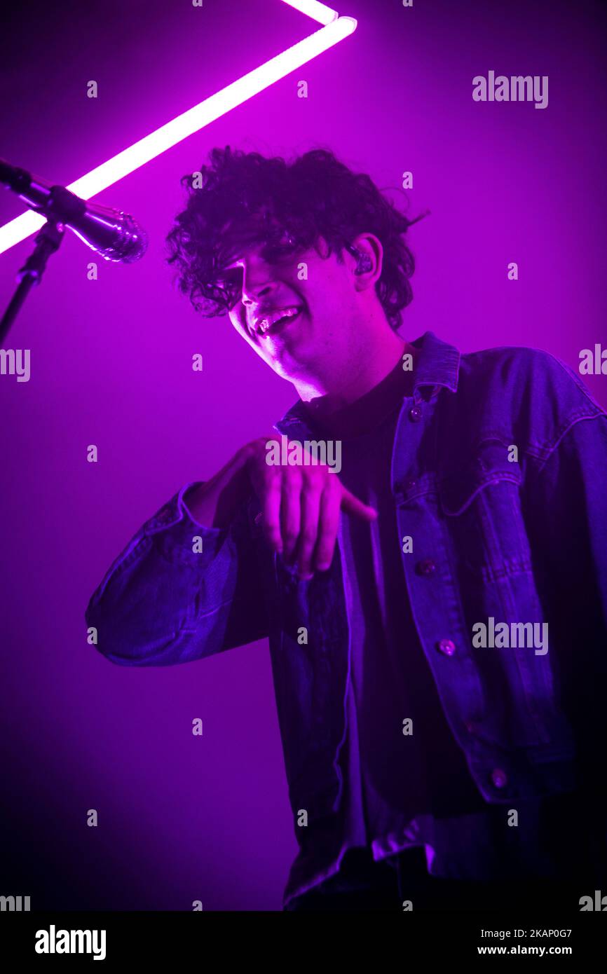 Matthew Healy du groupe de rock anglais The 1975 photographié sur scène comme ils se produire à fabrique à Milan, en Italie, sur 29 juin 2017. Le 1975 a annoncé la tournée européenne 2017 pour soutenir l'album qui a remporté le # 1 des cartes officielles du Royaume-Uni et des États-Unis. (Photo de Roberto Finizio/NurPhoto) *** Veuillez utiliser le crédit du champ de crédit *** Banque D'Images