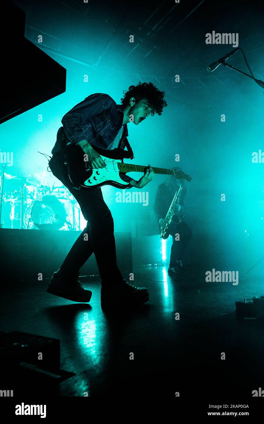 Les foules regardent le groupe de rock anglais « The 1975 » à fabrique à Milan, en Italie, sur 29 juin 2017. Le 1975 a annoncé la tournée européenne 2017 pour soutenir l'album qui a remporté le # 1 des cartes officielles du Royaume-Uni et des États-Unis. (Photo de Roberto Finizio/NurPhoto) *** Veuillez utiliser le crédit du champ de crédit *** Banque D'Images