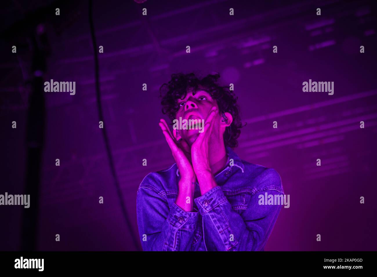 Matthew Healy du groupe de rock anglais The 1975 photographié sur scène comme ils se produire à fabrique à Milan, en Italie, sur 29 juin 2017. Le 1975 a annoncé la tournée européenne 2017 pour soutenir l'album qui a remporté le # 1 des cartes officielles du Royaume-Uni et des États-Unis. (Photo de Roberto Finizio/NurPhoto) *** Veuillez utiliser le crédit du champ de crédit *** Banque D'Images