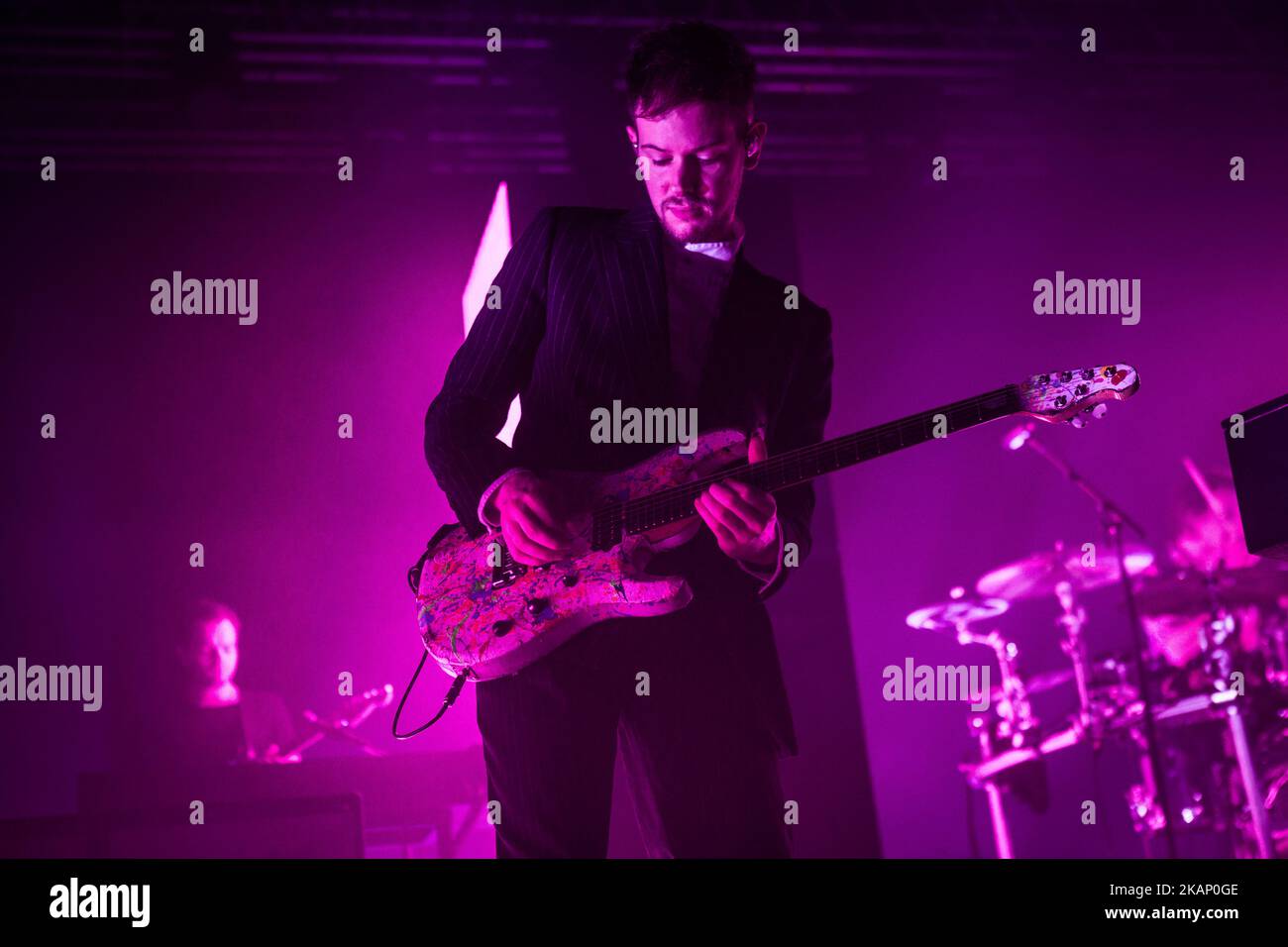Adam Hann du groupe de rock anglais The 1975 photographié sur scène comme ils se produire à fabrique à Milan, en Italie, sur 29 juin 2017. Le 1975 a annoncé la tournée européenne 2017 pour soutenir l'album qui a remporté le # 1 des cartes officielles du Royaume-Uni et des États-Unis. (Photo de Roberto Finizio/NurPhoto) *** Veuillez utiliser le crédit du champ de crédit *** Banque D'Images