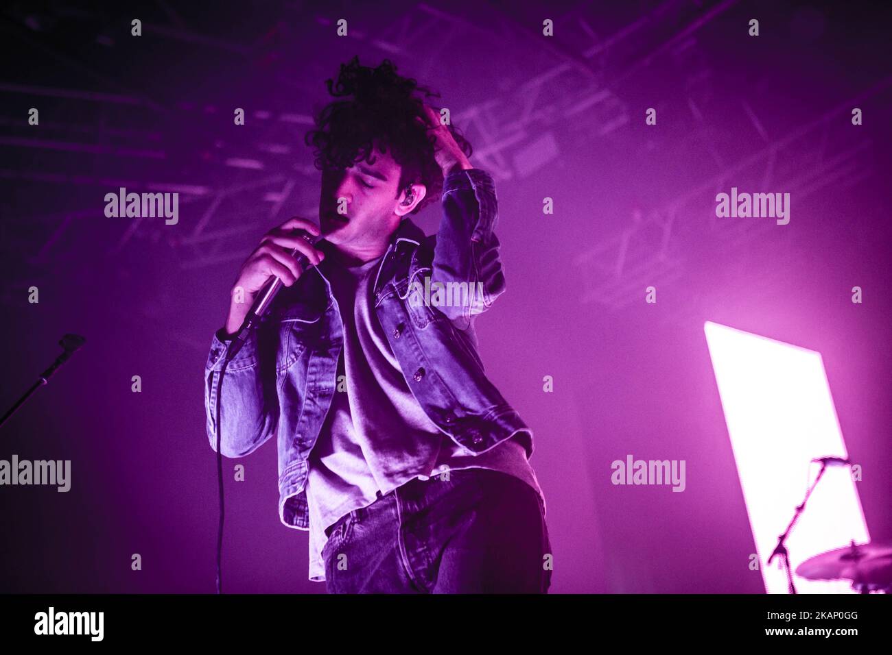 Matthew Healy du groupe de rock anglais The 1975 photographié sur scène comme ils se produire à fabrique à Milan, en Italie, sur 29 juin 2017. Le 1975 a annoncé la tournée européenne 2017 pour soutenir l'album qui a remporté le # 1 des cartes officielles du Royaume-Uni et des États-Unis. (Photo de Roberto Finizio/NurPhoto) *** Veuillez utiliser le crédit du champ de crédit *** Banque D'Images