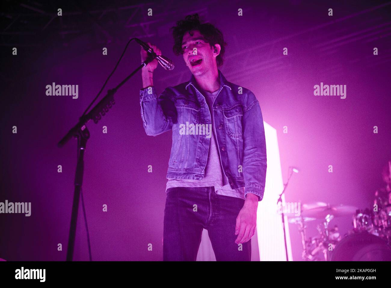 Matthew Healy du groupe de rock anglais The 1975 photographié sur scène comme ils se produire à fabrique à Milan, en Italie, sur 29 juin 2017. Le 1975 a annoncé la tournée européenne 2017 pour soutenir l'album qui a remporté le # 1 des cartes officielles du Royaume-Uni et des États-Unis. (Photo de Roberto Finizio/NurPhoto) *** Veuillez utiliser le crédit du champ de crédit *** Banque D'Images