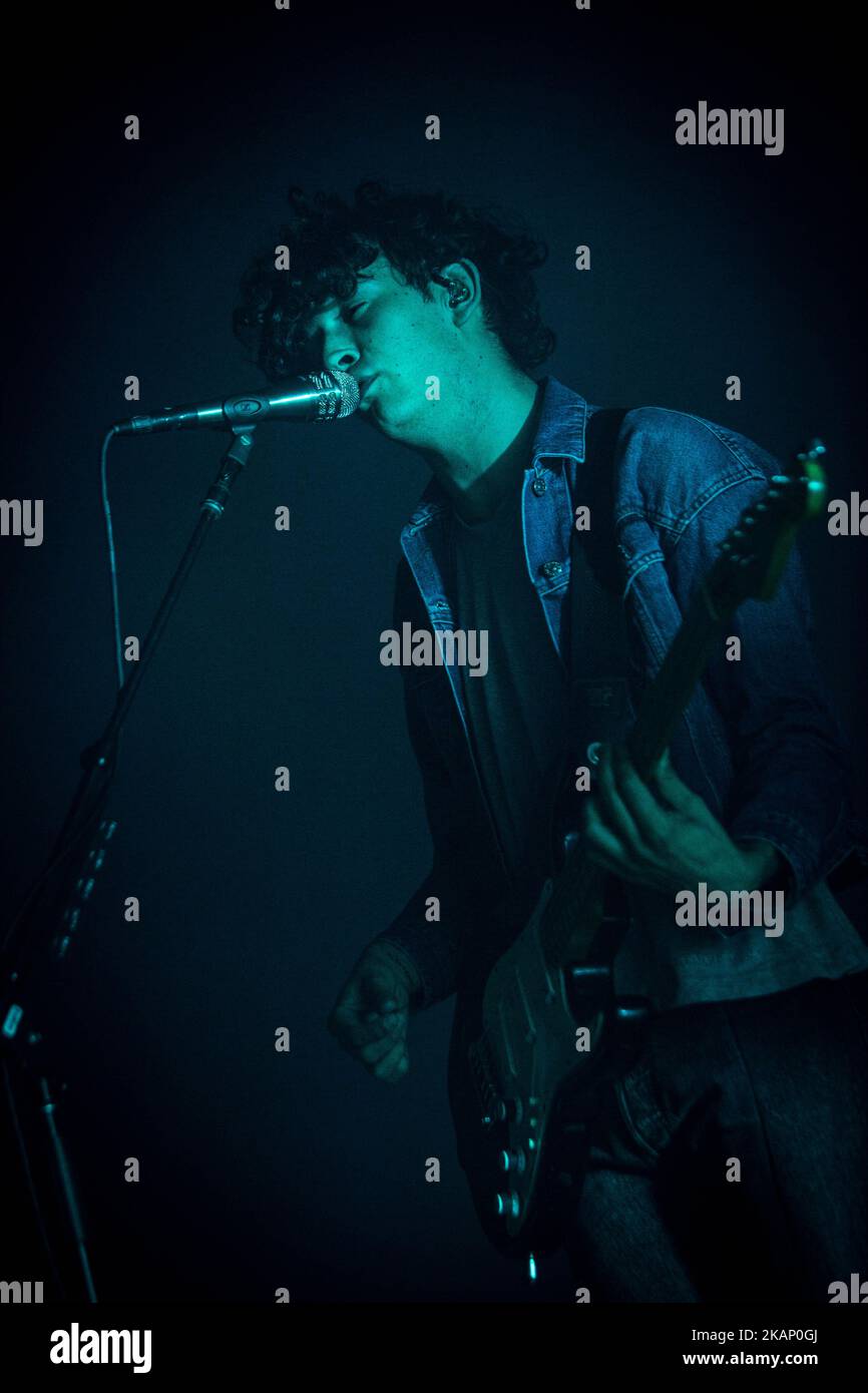 Matthew Healy du groupe de rock anglais The 1975 photographié sur scène comme ils se produire à fabrique à Milan, en Italie, sur 29 juin 2017. Le 1975 a annoncé la tournée européenne 2017 pour soutenir l'album qui a remporté le # 1 des cartes officielles du Royaume-Uni et des États-Unis. (Photo de Roberto Finizio/NurPhoto) *** Veuillez utiliser le crédit du champ de crédit *** Banque D'Images