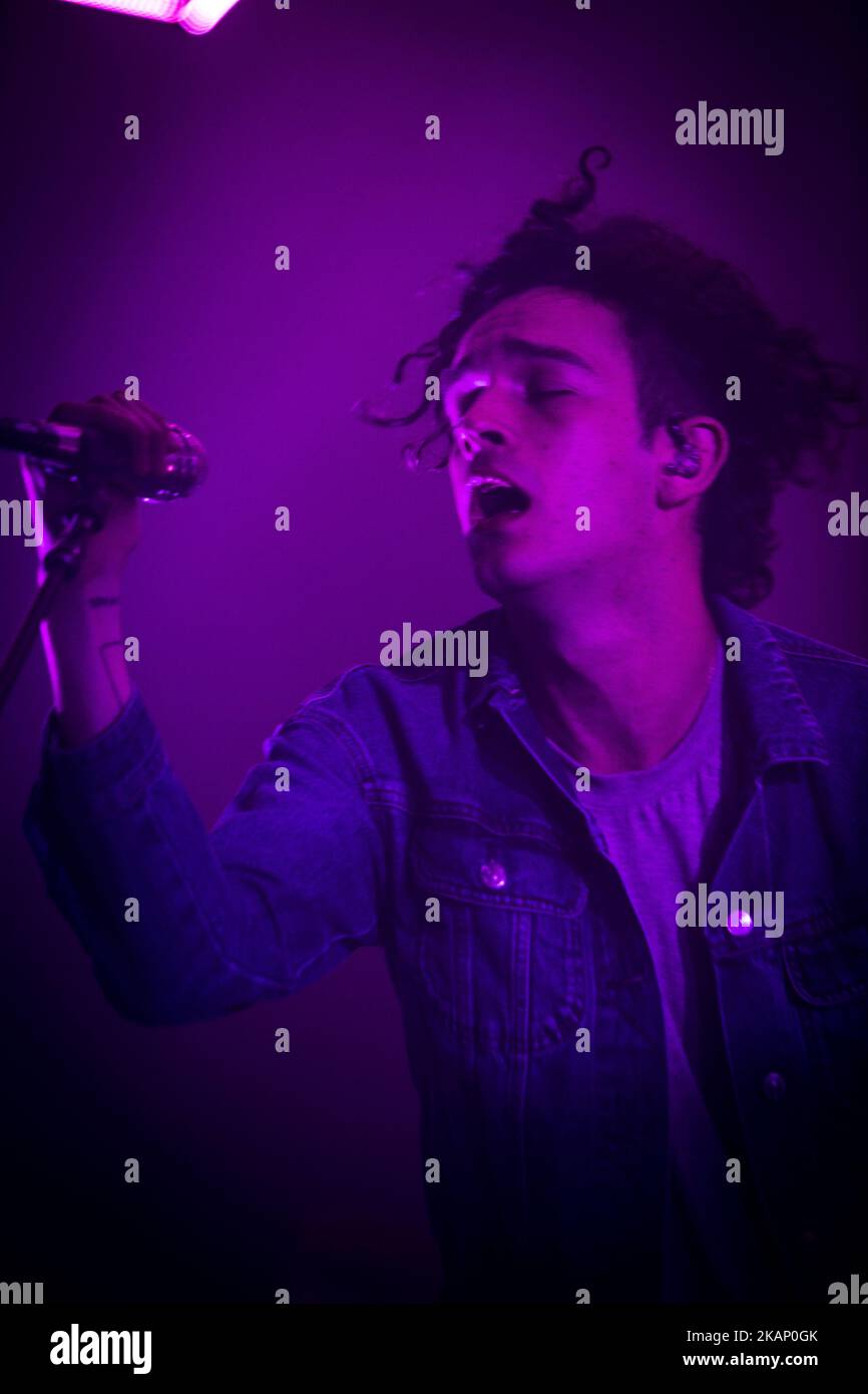 Matthew Healy du groupe de rock anglais The 1975 photographié sur scène comme ils se produire à fabrique à Milan, en Italie, sur 29 juin 2017. Le 1975 a annoncé la tournée européenne 2017 pour soutenir l'album qui a remporté le # 1 des cartes officielles du Royaume-Uni et des États-Unis. (Photo de Roberto Finizio/NurPhoto) *** Veuillez utiliser le crédit du champ de crédit *** Banque D'Images