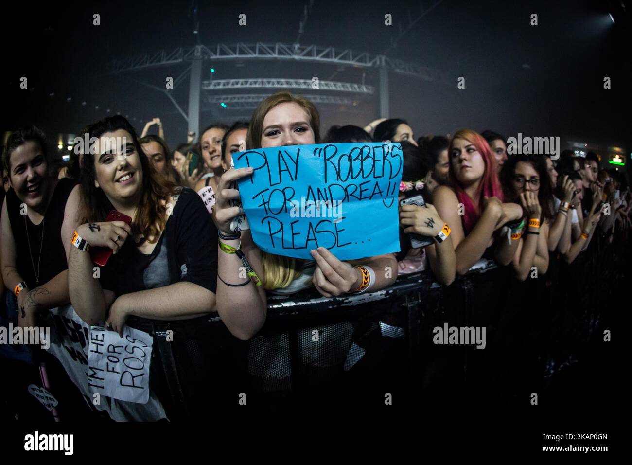 La foule du groupe de rock anglais le 1975 photographié à fabrique à Milan, en Italie, sur 29 juin 2017. Le 1975 a annoncé la tournée européenne 2017 pour soutenir l'album qui a remporté le # 1 des cartes officielles du Royaume-Uni et des États-Unis. (Photo de Roberto Finizio/NurPhoto) *** Veuillez utiliser le crédit du champ de crédit *** Banque D'Images
