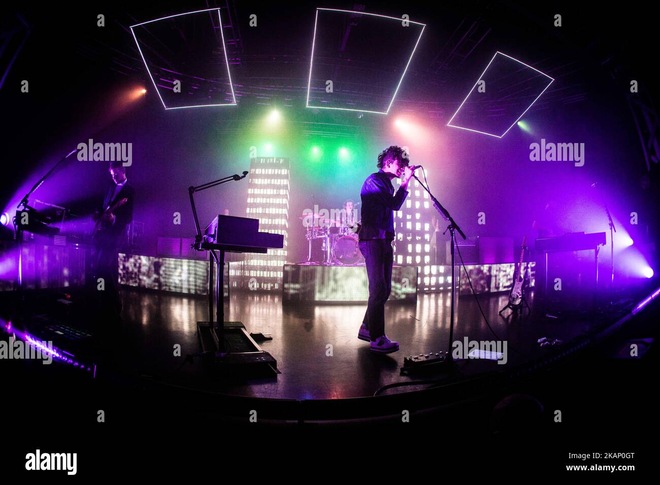 Le groupe de rock anglais The 1975 photographié sur scène comme ils se produire à fabrique à Milan, en Italie, sur 29 juin 2017. Le 1975 a annoncé la tournée européenne 2017 pour soutenir l'album qui a remporté le # 1 des cartes officielles du Royaume-Uni et des États-Unis. (Photo de Roberto Finizio/NurPhoto) *** Veuillez utiliser le crédit du champ de crédit *** Banque D'Images
