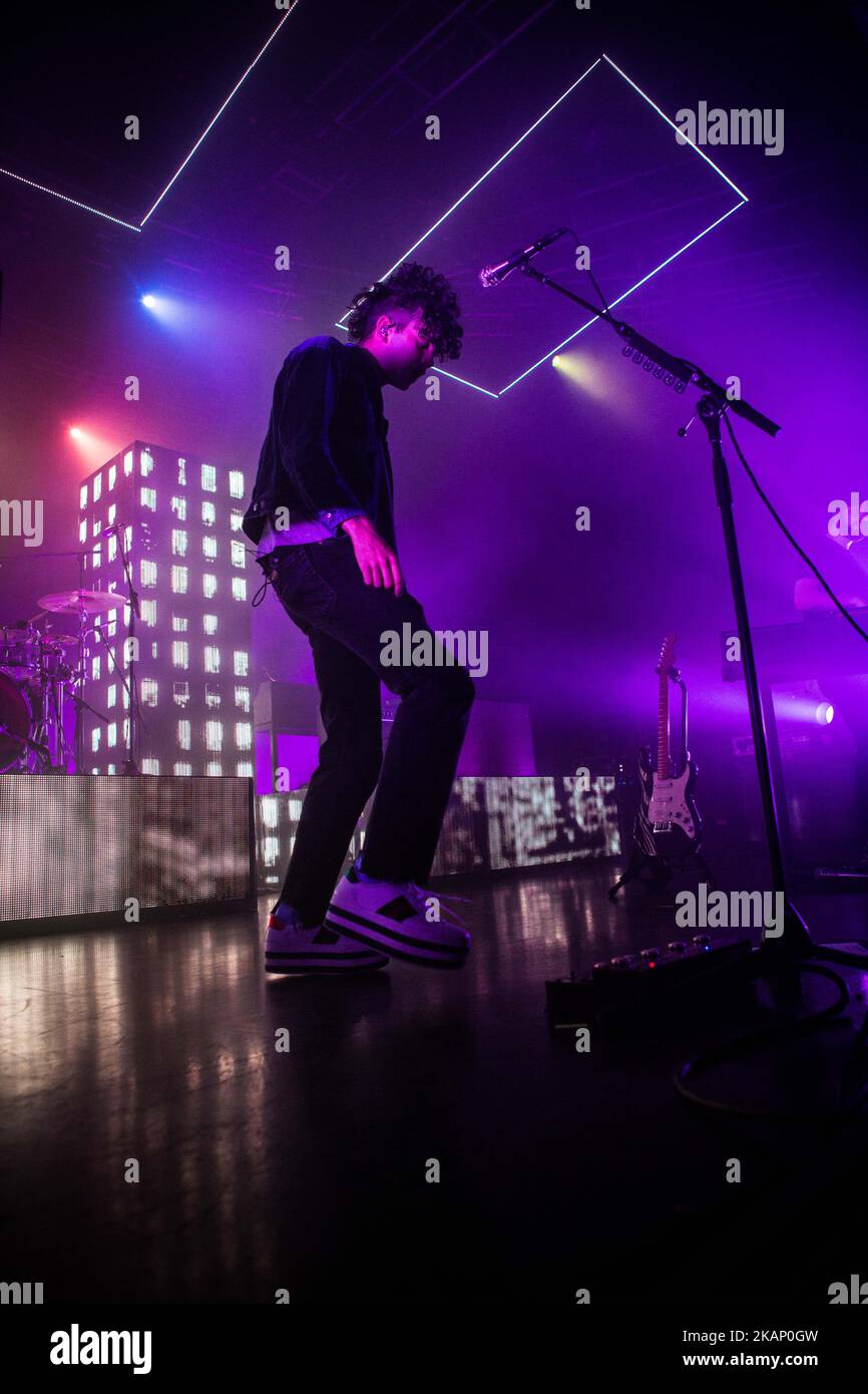 Matthew Healy du groupe de rock anglais The 1975 photographié sur scène comme ils se produire à fabrique à Milan, en Italie, sur 29 juin 2017. Le 1975 a annoncé la tournée européenne 2017 pour soutenir l'album qui a remporté le # 1 des cartes officielles du Royaume-Uni et des États-Unis. (Photo de Roberto Finizio/NurPhoto) *** Veuillez utiliser le crédit du champ de crédit *** Banque D'Images