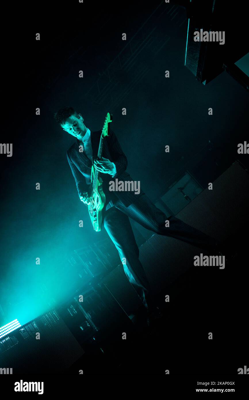 Adam Hann du groupe de rock anglais The 1975 photographié sur scène comme ils se produire à fabrique à Milan, en Italie, sur 29 juin 2017. Le 1975 a annoncé la tournée européenne 2017 pour soutenir l'album qui a remporté le # 1 des cartes officielles du Royaume-Uni et des États-Unis. (Photo de Roberto Finizio/NurPhoto) *** Veuillez utiliser le crédit du champ de crédit *** Banque D'Images