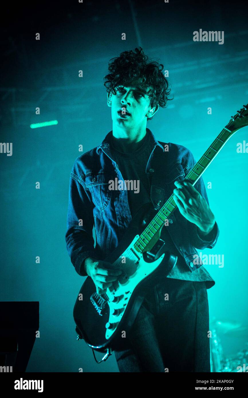 Matthew Healy du groupe de rock anglais The 1975 photographié sur scène comme ils se produire à fabrique à Milan, en Italie, sur 29 juin 2017. Le 1975 a annoncé la tournée européenne 2017 pour soutenir l'album qui a remporté le # 1 des cartes officielles du Royaume-Uni et des États-Unis. (Photo de Roberto Finizio/NurPhoto) *** Veuillez utiliser le crédit du champ de crédit *** Banque D'Images