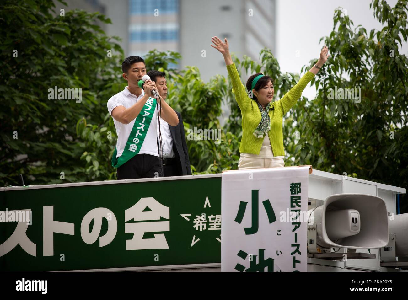 Tokyo Gov. Yuriko Koike, de droite, qui dirige également le Premier parti des citoyens de Tokyo, fait passer la main aux électeurs venant du sommet d'une fourgonnette de campagne avec les membres du parti lors de la campagne électorale pour l'Assemblée métropolitaine de Tokyo sur 1 juillet 2017 à Akihabara, Tokyo, Japon. (Photo de Richard Atrero de Guzman/NurPhoto) *** Veuillez utiliser le crédit du champ de crédit *** Banque D'Images