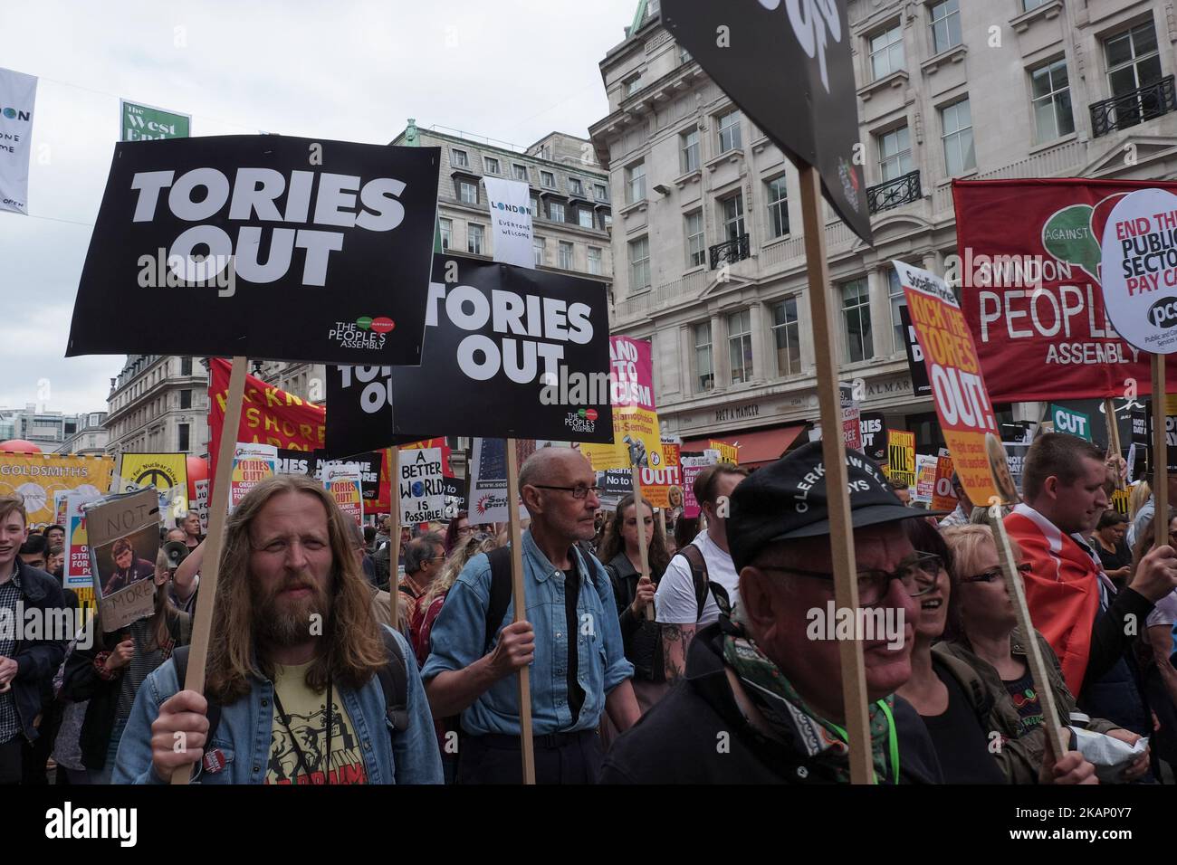 Les manifestants se rendent dans le centre de Londres, à Londres, au Royaume-Uni, sur 1 juillet 2017. Des dizaines de milliers de personnes défilent dans le centre de Londres pour protester contre le nouveau parti conservateur, le gouvernement de coalition DUP. Les marcheurs se sont rendus de la rue Portland, où se trouve le siège de la BBC et se sont rendus à la place du Parlement. (Photo de Jay Shaw Baker/NurPhoto) *** Veuillez utiliser le crédit du champ de crédit *** Banque D'Images