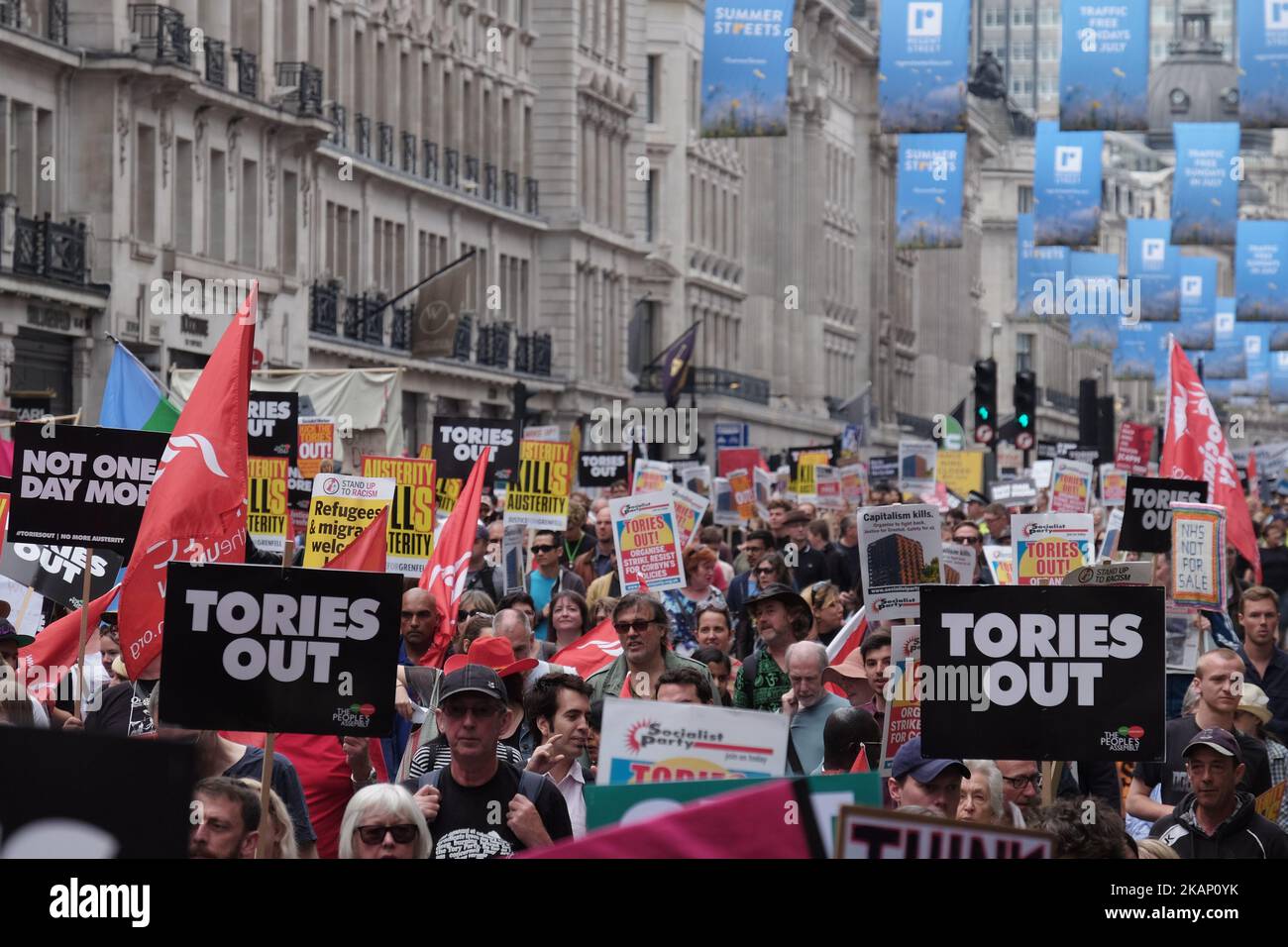 Les manifestants se rendent dans le centre de Londres, à Londres, au Royaume-Uni, sur 1 juillet 2017. Des dizaines de milliers de personnes défilent dans le centre de Londres pour protester contre le nouveau parti conservateur, le gouvernement de coalition DUP. Les marcheurs se sont rendus de la rue Portland, où se trouve le siège de la BBC et se sont rendus à la place du Parlement. (Photo de Jay Shaw Baker/NurPhoto) *** Veuillez utiliser le crédit du champ de crédit *** Banque D'Images