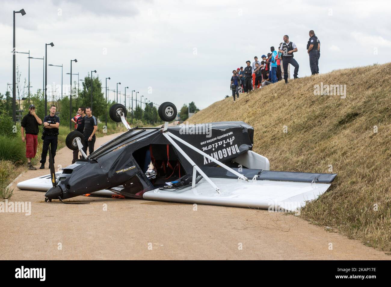 Un avion s'est écrasé à Vaulx en Velin près de l'aéroport de Bron à Lyon le 01 juillet 2017. Des passagers ont été transportés à l'hôpital. (Photo de Nicolas Liponne/NurPhoto) *** Veuillez utiliser le crédit du champ de crédit *** Banque D'Images