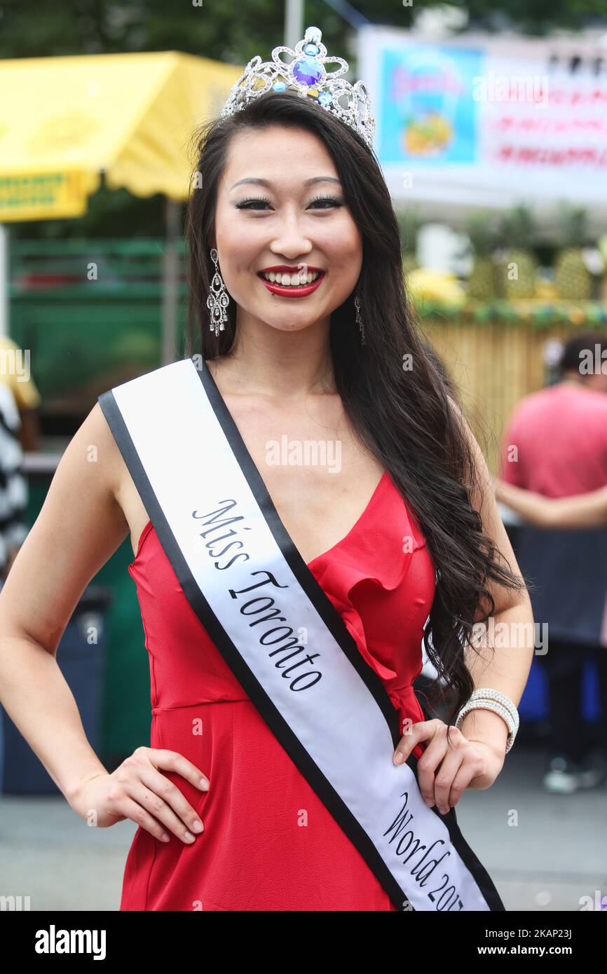 Miss Toronto World 2017 ALICE LI participe à une célébration multiculturelle de la fête du Canada à la place Yonge-Dundas au centre-ville de Toronto, Ontario, Canada, on 01 juillet 2017. Les Canadiens de tout le pays ont célébré l'anniversaire de 150th du Canada (le 150th anniversaire de la Confédération). (Photo de Creative Touch Imaging Ltd./NurPhoto) *** Veuillez utiliser le crédit du champ de crédit *** Banque D'Images