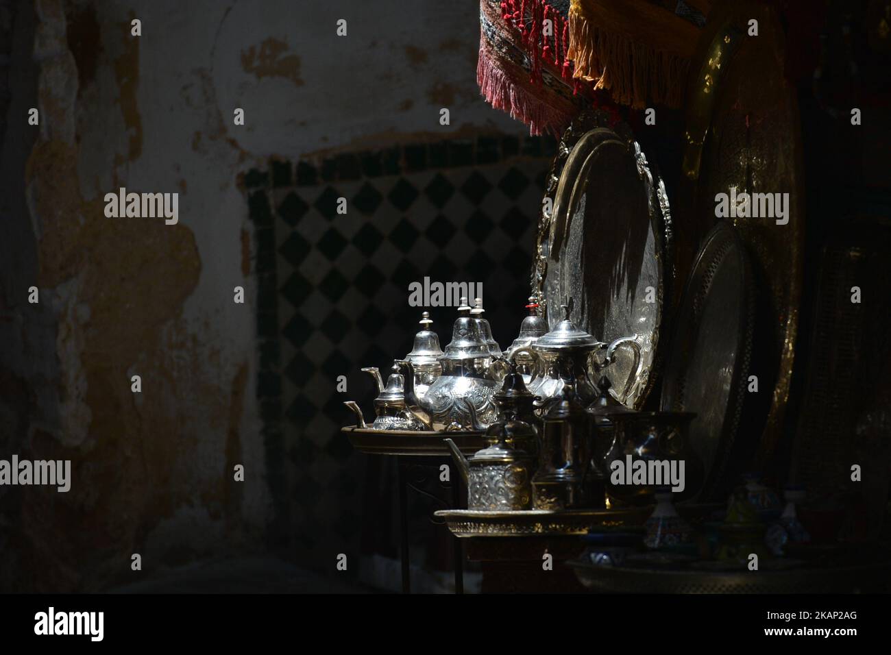 Services de thé et autres objets argentés en vente à Fès medina. Jeudi, 29 juin 2017, à Fès, au Maroc. (Photo par Artur Widak/NurPhoto) *** Veuillez utiliser le crédit du champ de crédit *** Banque D'Images