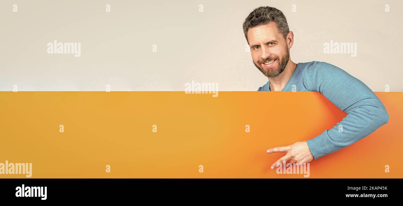 Homme visage portrait, bannière avec espace de copie. Homme derrière papier papier bannière vierge avec espace de copie pour la publicité show Peace Gesture, annonce. Banque D'Images