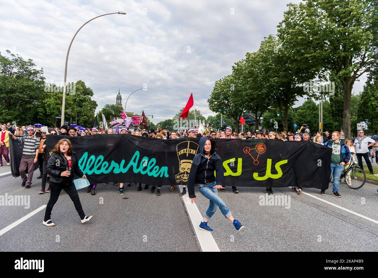 Une femme danse devant le front transparent. Environ 20000 personnes ont manifesté en mars avec plusieurs voitures de musique contre le sommet de G20. Lors du Sommet de Hambourg de G20, les plus importants pays industrialisés et émergents se réunissent et servent de forum pour les problèmes du système économique et financier international. Hambourg, nord de l'Allemagne sur 5 juillet 2017. (Photo de Markus Heine/NurPhoto) *** Veuillez utiliser le crédit du champ de crédit *** Banque D'Images
