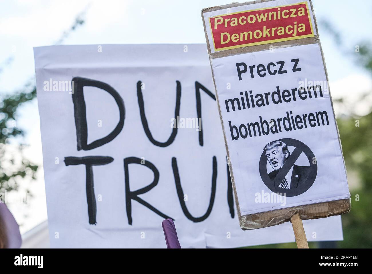 Une femme habillée comme des personnages de la tale de la servante et des personnes portant des affiches et des bannières anti-Trump sont vues à Varsovie, en Pologne sur 6 juillet 2017. Les militants du parti de gauche Razem protestent de cette manière contre la visite de Donald Trump en Pologne avant le Sommet de G20 en Allemagne. Ils disent que Trump est destructeur de la Terre, ennemi féminin, oligarque et raciste et n'est pas le bienvenu en Pologne (photo de Michal Fludra/NurPhoto) *** Veuillez utiliser le crédit du champ de crédit *** Banque D'Images