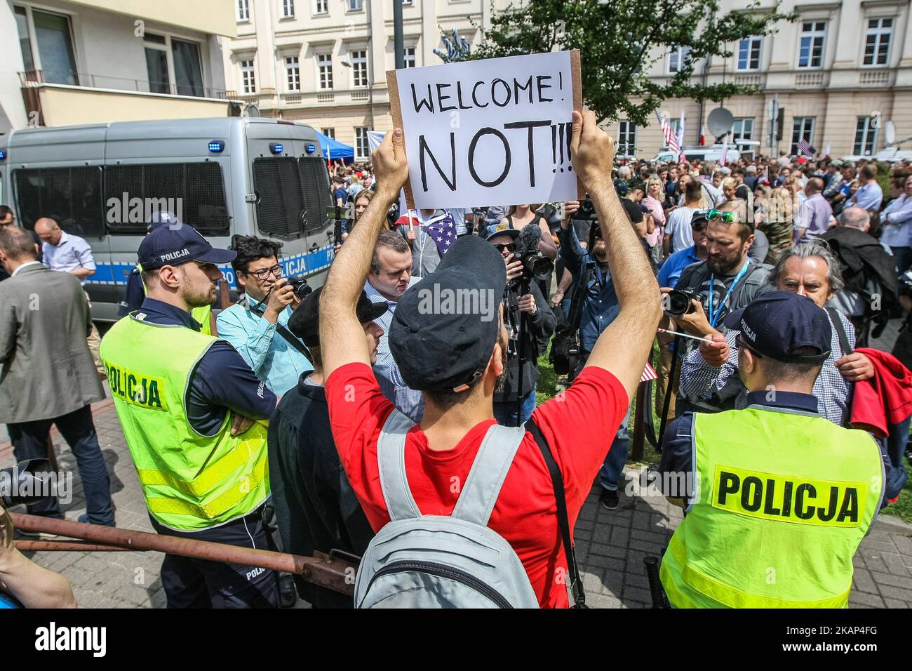 Une femme habillée comme des personnages du Tale de la servante et des personnes portant des affiches et des bannières anti-Trump sont vues à Varsovie, Pologne le 6 juillet 2017 les militants du parti de gauche Razem protestent de cette manière contre la visite de Donald Trump en Pologne avant le sommet de G20 en Allemagne. Ils disent que Trump est destructeur de la Terre, ennemi féminin, oligarque et raciste et n'est pas le bienvenu en Pologne (photo de Michal Fludra/NurPhoto) *** Veuillez utiliser le crédit du champ de crédit *** Banque D'Images