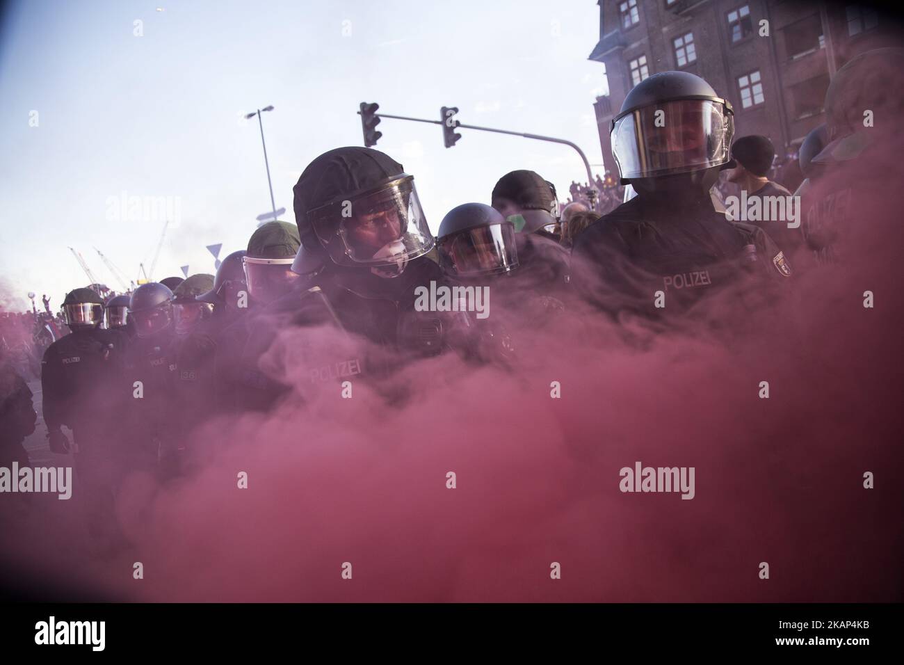 Les forces de police s'affrontent lors d'une marche sur 7 juillet 2017 à Hambourg, en Allemagne. Les dirigeants du groupe des G20 nations arrivent aujourd'hui à Hambourg pour le sommet économique de 7-8 juillet et les autorités se préparent à des efforts de protestation à grande échelle et perturbateurs et de fortes manifestations sont attendues ce soir lors de la manifestation anti-G20 « Welcome to Hell ». (Photo de Maciej Luczniewski/NurPhoto) *** Veuillez utiliser le crédit du champ de crédit *** Banque D'Images