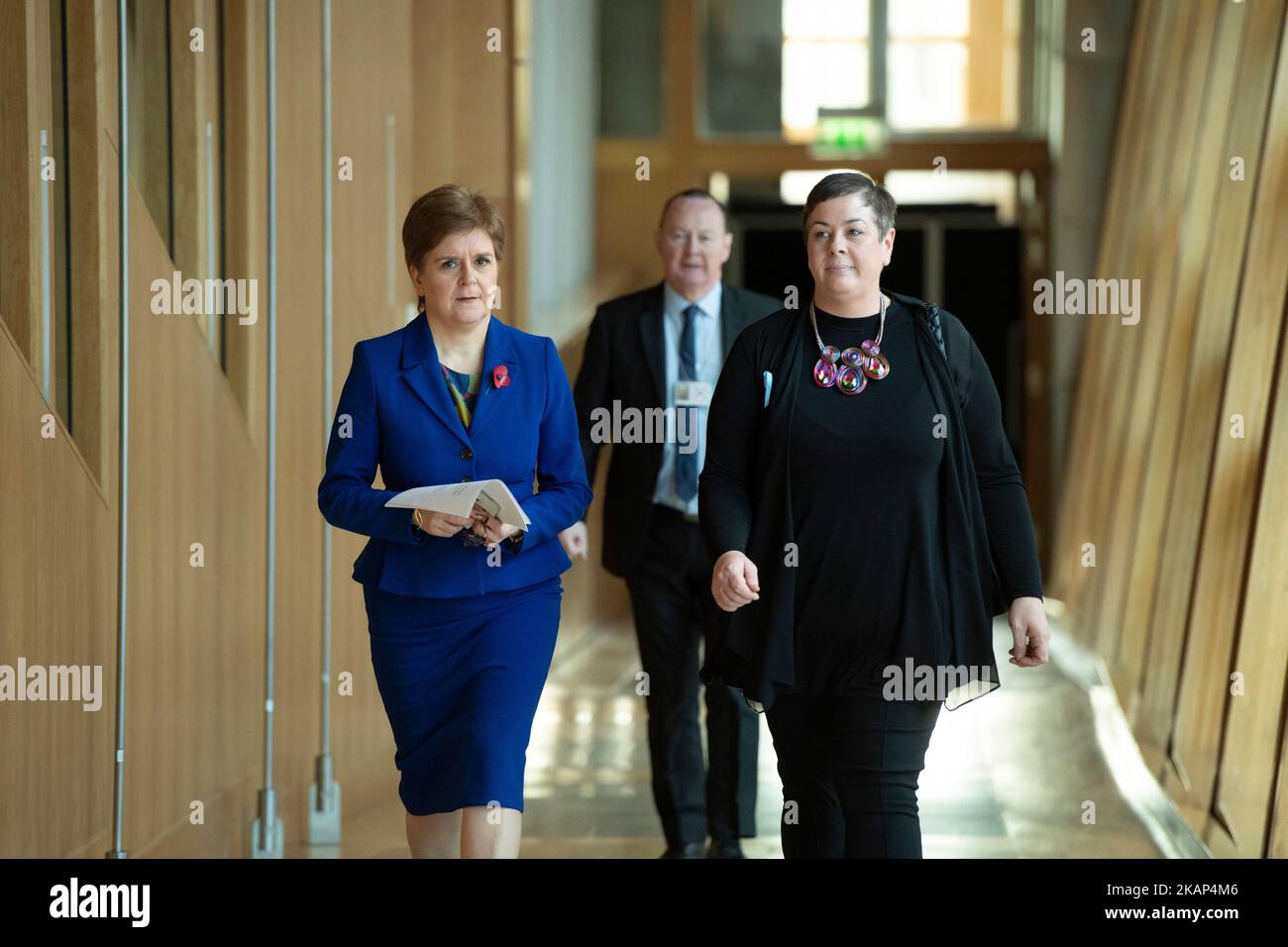 Édimbourg, Écosse, Royaume-Uni. 3rd novembre 2022. PHOTO : (l) Nicola Sturgeon MSP, premier ministre d'Écosse et chef du Parti national écossais (SNP) dévoile le nouveau ministre de la sécurité communautaire du gouvernement écossais, (R) Elena Whitham MSP, après la démission des dernières semaines par Ash Denham MSP au cours de la phase GRA un vote. Crédit : Colin Fisher/Alay Live News Banque D'Images