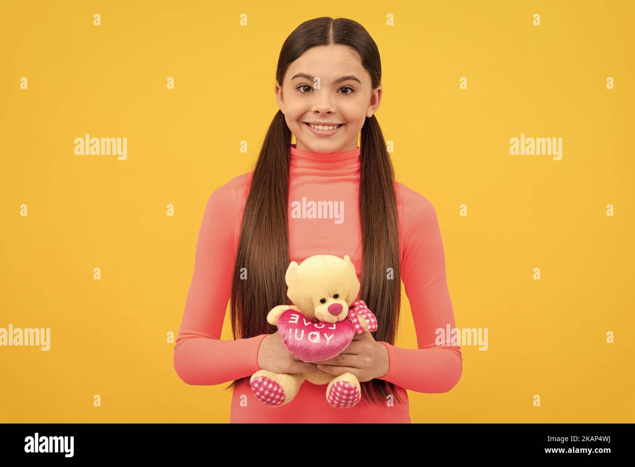 sourire parfait. soyez ma valentin. joyeux enfant tenir l'ours jouet. magasin de jouets. bonheur d'enfance. Banque D'Images