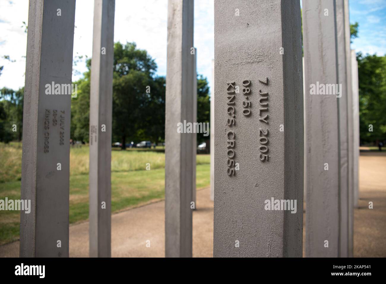 Le maire de Londres, Sadiq Khan, assiste à la commémoration des victimes de l'attentat terroriste du 7th juillet 2005, au mémorial de Hyde Park, Londres, sur 7 juillet 2017. Les attentats à la bombe du 7 juillet 2005 à Londres, souvent appelés 7/7, ont été une série d'attentats-suicide terroristes coordonnés à Londres, au Royaume-Uni, qui ont ciblé des civils voyageant sur le système de transport public de la ville pendant la période de pointe du matin. Quatre terroristes islamiques ont fait exploser trois bombes en succession rapide à bord de trains souterrains de Londres à travers la ville et, plus tard, un quatrième à bord d'un bus à impériale à Tavistock Squar Banque D'Images