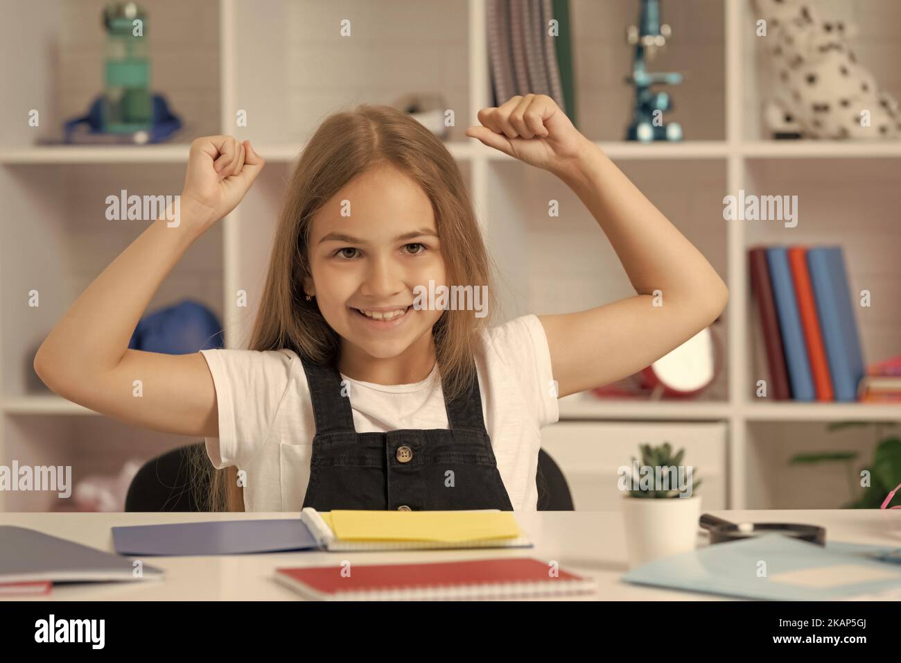 enfant heureux en classe pendant les vacances scolaires Banque D'Images