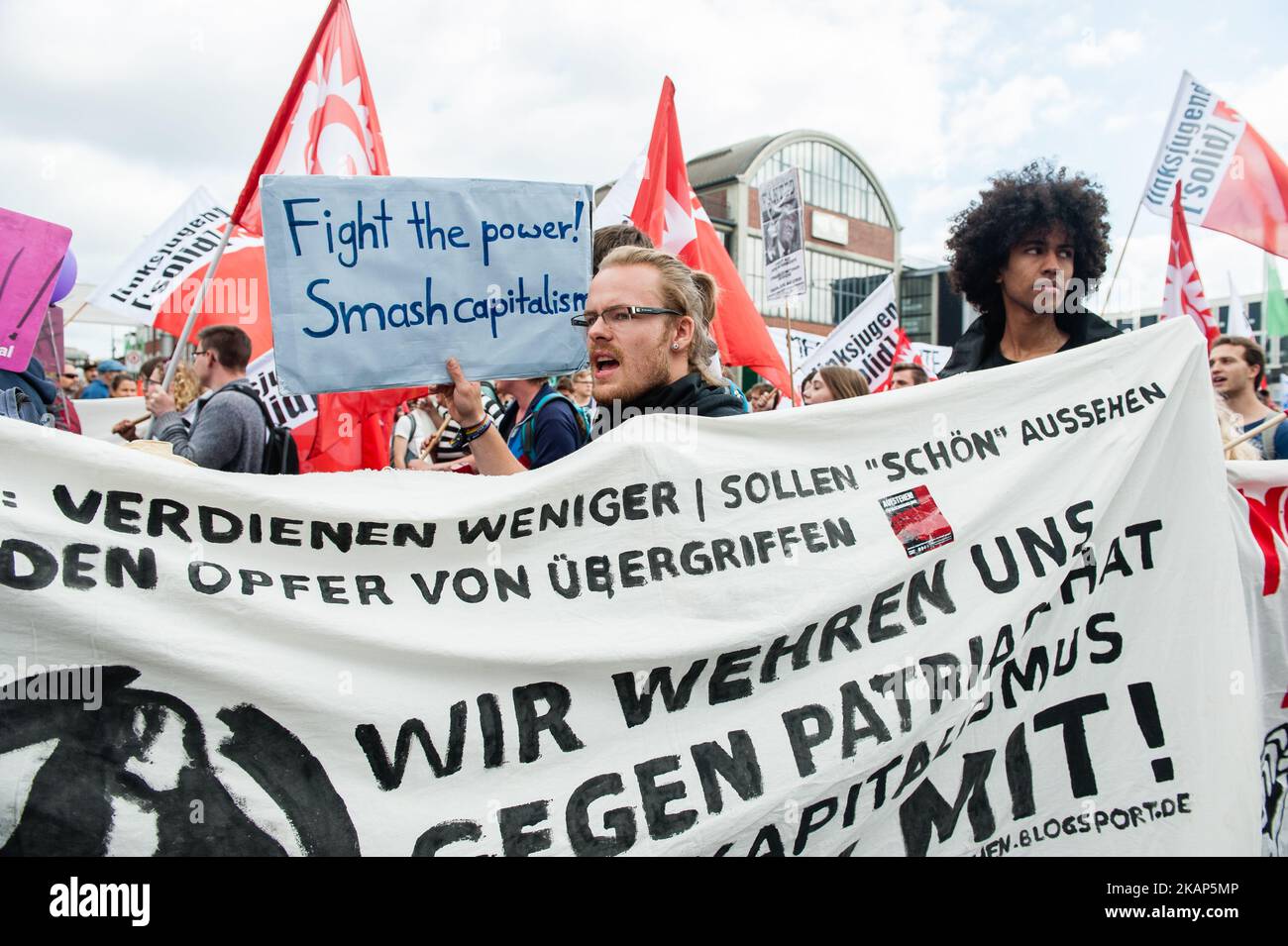8 juillet, Hambourg. Merkel a été l'hôte du sommet de G20, en même temps environ 170 organisations ont été réunies sous la devise de la démo "solidarité sans frontières au lieu de G20". La manifestation comprenait des représentants des deux principaux partis d'opposition allemands, du parti de gauche socialiste et du parti vert, des syndicats Verdi et IG Metall, de diverses organisations régionales de paix, ainsi que d'autres organisations un peu plus à gauche, Y compris le Parti communiste allemand (DKP) et l'Organisation socialiste internationale (ISO). Autour de 50 000 et 100,0 Banque D'Images