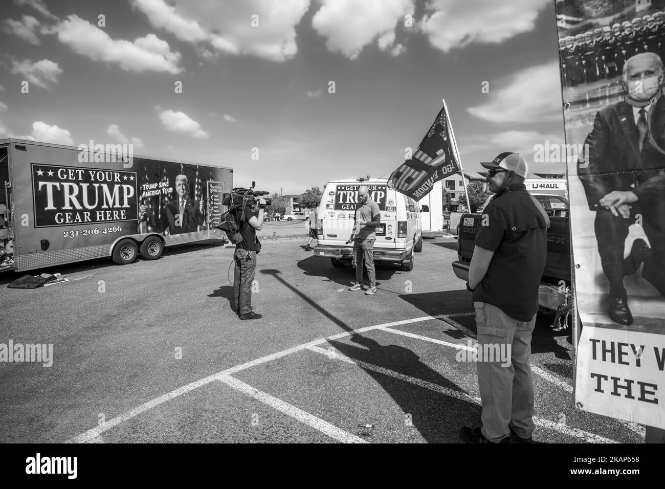Une photo en échelle de gris de la presse faisant état du rassemblement de Trump à Prescott Valley, en Arizona Banque D'Images