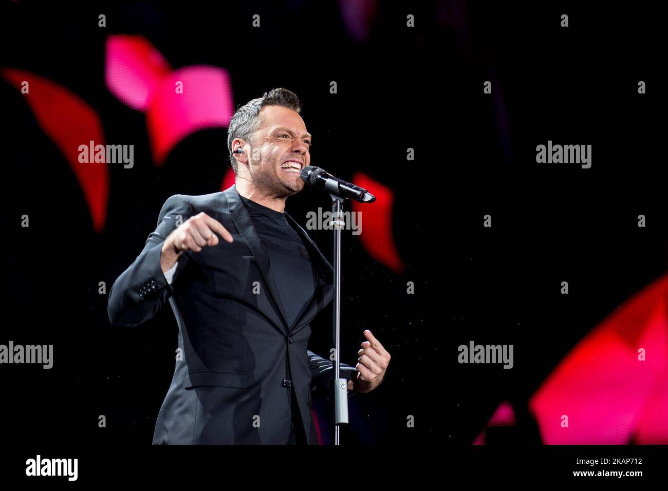 Tiziano Ferro joue en direct sur la scène « il mestiere della vita Tour » au Stadio Arechi. Salerno, Italie, le 12 juillet 2017. (Photo de Giuseppe Maffia/NurPhoto) *** Veuillez utiliser le crédit du champ de crédit *** Banque D'Images