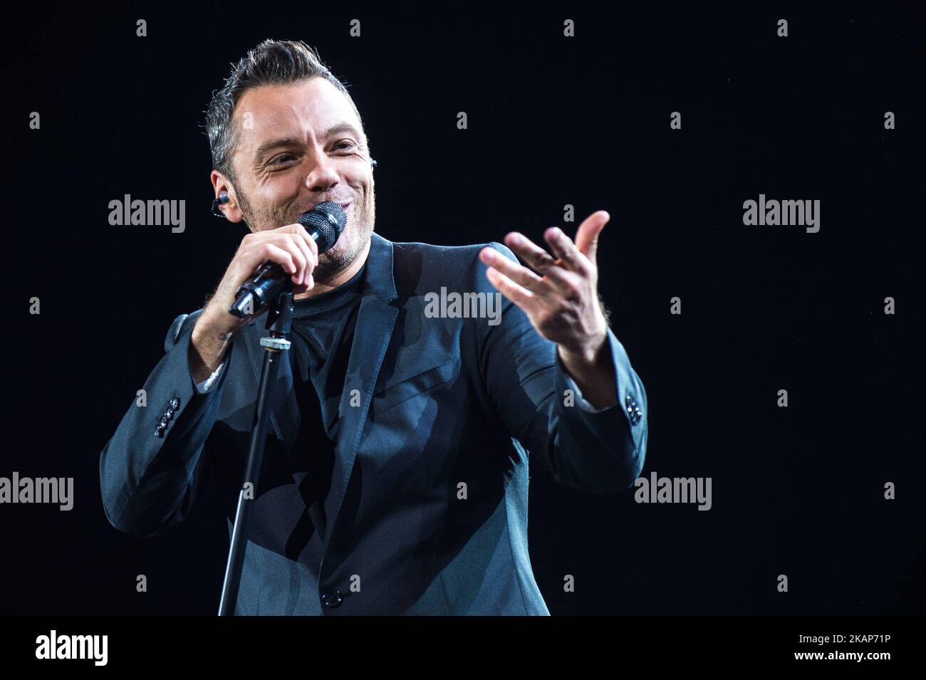 Tiziano Ferro joue en direct sur la scène « il mestiere della vita Tour » au Stadio Arechi. Salerno, Italie, le 12 juillet 2017. (Photo de Giuseppe Maffia/NurPhoto) *** Veuillez utiliser le crédit du champ de crédit *** Banque D'Images