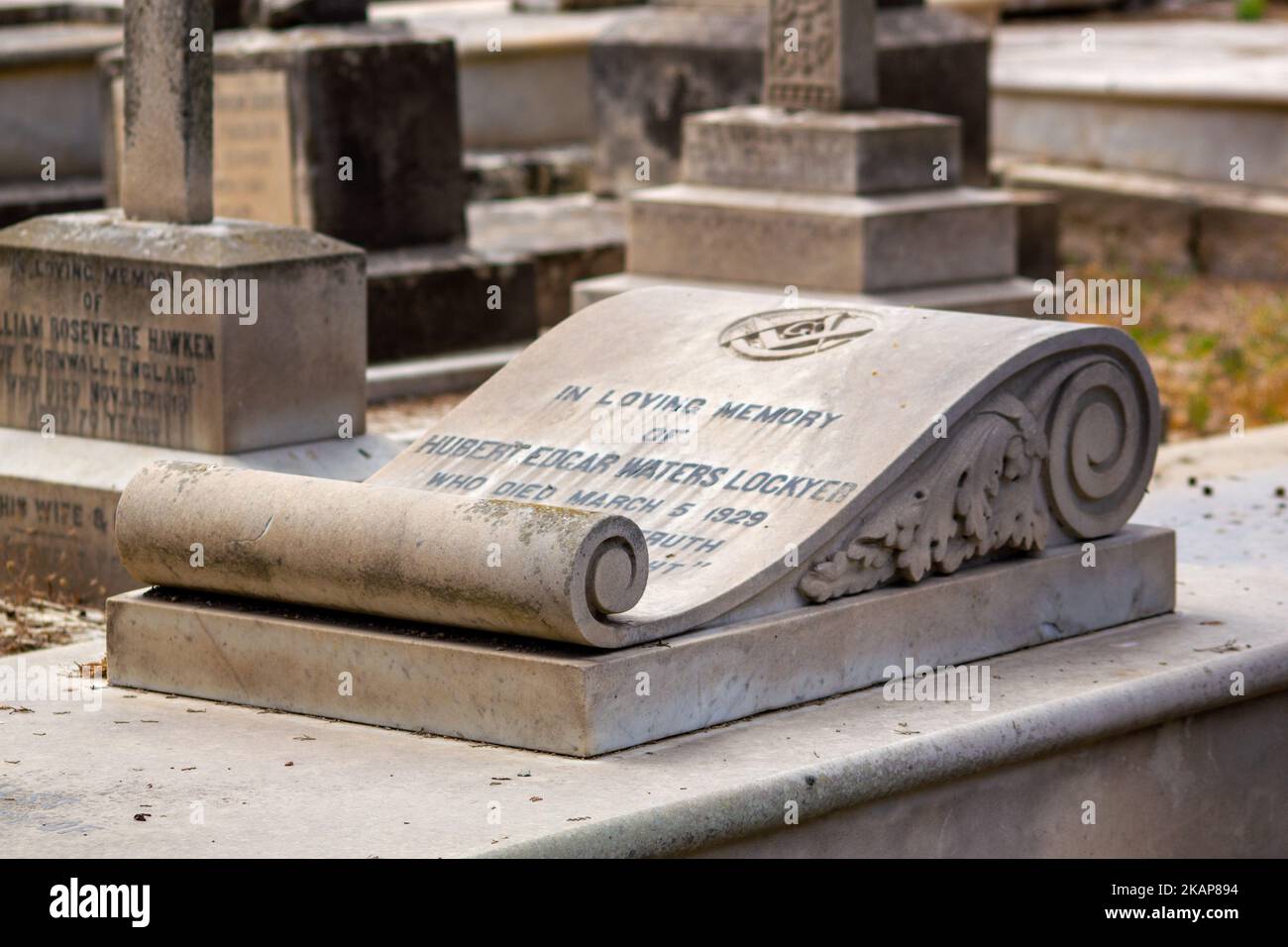 Un gros plan d'un rouleau de pierre historique sur une pierre tombale dans un cimetière Banque D'Images